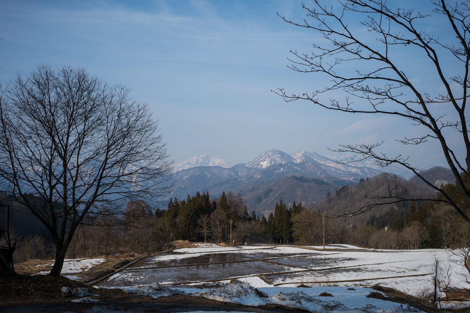 残雪の残る白馬の山々の風景